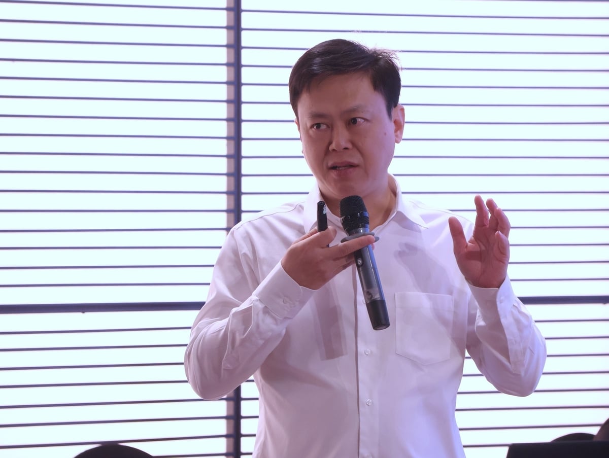 TS. Nguyễn Anh Phong nhấn mạnh vai trò của xúc tiến thương mại, đặc biệt là lan tỏa các giá trị bền vững của sản phẩm Việt có chứng nhận nhãn carbon, tem truy xuất nguồn gốc để người tiêu dùng quốc tế có thể tin tưởng. Ảnh: Trung Nguyên. TS. Nguyễn Anh Phong nhấn mạnh vai trò của xúc tiến thương mại, đặc biệt là lan tỏa các giá trị bền vững của sản phẩm Việt có chứng nhận nhãn carbon, tem truy xuất nguồn gốc để người tiêu dùng quốc tế có thể tin tưởng. Ảnh: Trung Nguyên.